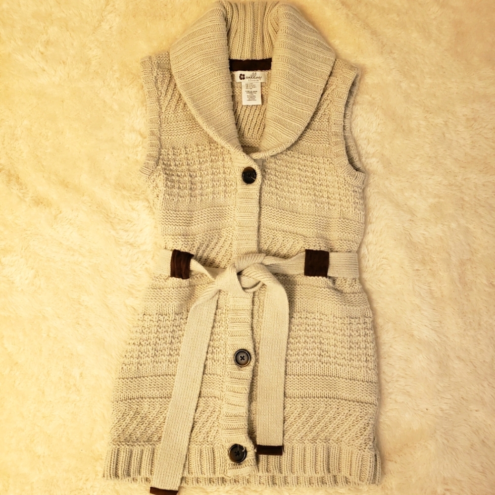 NWOT Willow Blossom cream sleeveless sweater, L